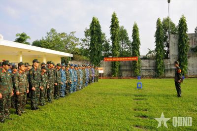 Học viện Chính trị kiểm tra bắn đạn thật cho học viên