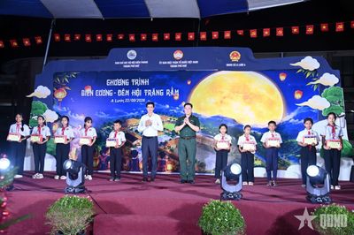 Ấm áp 'Biên cương - Đêm hội trăng rằm' tại A Lưới 4