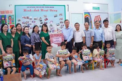 Lãnh đạo TP Đà Nẵng thăm, tặng quà Trung thu cho thiếu nhi có hoàn cảnh khó khăn