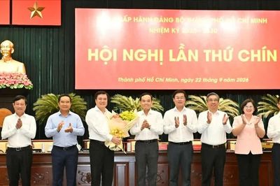 Ban Chấp hành Đảng bộ TPHCM chúc mừng tân Phó Bí thư Thành ủy TPHCM Nguyễn Sinh Nhật Tân