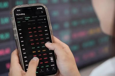 Dòng tiền giảm mạnh, VN-Index vẫn bứt phá vượt mốc 1.800 điểm