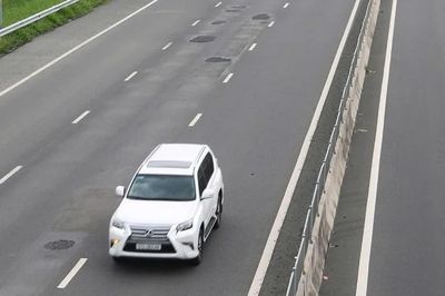 Đường cao tốc Vĩnh Hảo - Phan Thiết lại xuất hiện nhiều 'ổ gà', chi chít điểm dặm vá