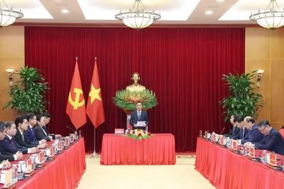 Thường trực Ban Bí thư Trần Cẩm Tú tiếp đoàn cán bộ cấp cao Đảng Nhân dân Cách mạng Lào