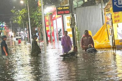 Mưa lớn kéo dài, hàng loạt tuyến đường ở Phú Quốc ngập nặng