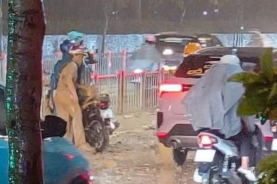 Truy tìm 'thủ phạm' khiến nhiều người đi xe máy bị ngã trên đường Cộng Hòa