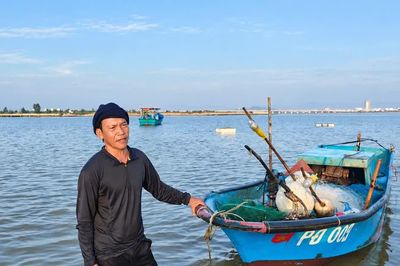 Từ cậu bé theo ghe mưu sinh đến Nhà giáo Ưu tú