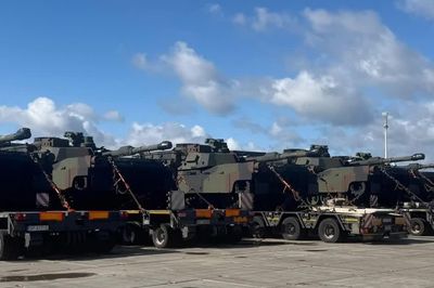 Thêm hàng loạt xe tăng M1A2SEPv3 Abrams tối tân áp sát biên giới Nga