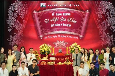 Nhiều thế hệ nghệ sĩ tri ân Tổ nghề sân khấu