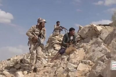 Lực lượng Houthi mở rộng 'vòng vây', nhắm vào các cao điểm chiến lược tại Yemen