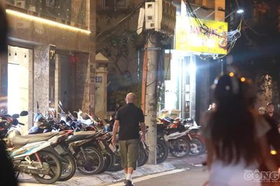 Vỉa hè quanh Hồ Tây lại bị lấn chiếm, người đi bộ phải xuống lòng đường để di chuyển