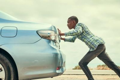 Cách khởi động xe ô tô khi không có cáp nối bình và những rủi ro cần biết