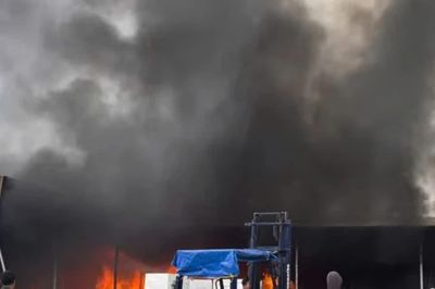 Cháy lớn tại nhà kho ven sông ở Hà Nội, cảnh sát khẩn trương dập lửa