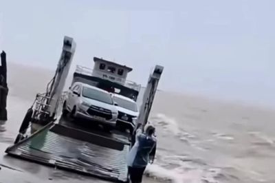 Chở gấp đôi số lượng ô tô, chủ phà bị đề nghị xử phạt 10 triệu đồng