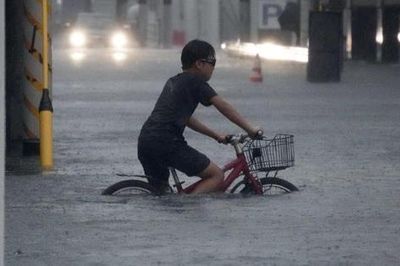 Nhật Bản hủy hàng trăm chuyến bay, hơn 1 triệu người sơ tán do bão Dujuan