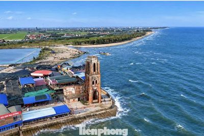 Cận cảnh nhà thờ đổ Hải Lý, chứng tích biến đổi khí hậu đầu tiên của Việt Nam