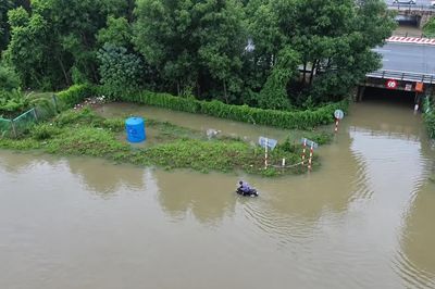 Hà Nội tạnh ráo nhiều ngày, đường gom Đại lộ Thăng Long vẫn ngập gần 1m