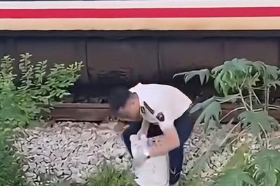 Người đàn ông tử vong do tàu khách SE20 va trúng
