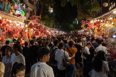 Hà Nội: Phố Hàng Mã rực rỡ, giới trẻ 'chen chân' chụp ảnh trước trung thu