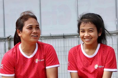 Hai mẹ con khoác áo cầu thủ, góp sức đưa đội tuyển giành ngôi á quân