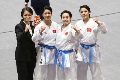 Xúc động khoảnh khắc 3 nữ võ sĩ Karate Việt Nam bật khóc với HCV Asiad
