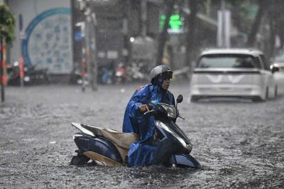 Mưa lớn kéo dài từ Huế đến Cà Mau, rồi lại dịch ra phía Bắc