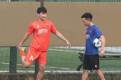 Tuyển Việt Nam: Hoàng Đức tập riêng, chạy đua cho FIFA ASEAN Cup