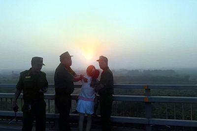 Cảnh sát ngăn người mẹ bế con có ý định tự tử ở cầu Nhật Tân