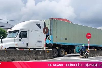 Lấy an toàn làm nguyên tắc hàng đầu khi qua các điểm mở dải phân cách