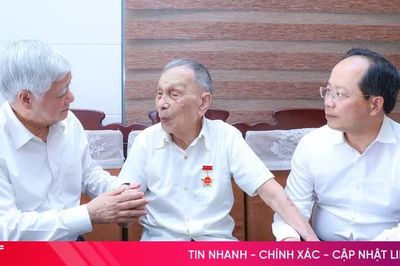 Phó Chủ tịch Thường trực Quốc hội tặng quà người cao tuổi tại Hà Tĩnh