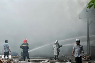 Hà Nội khẩn trương chữa cháy tại kho hàng ven sông Hồng