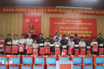 Phó Chủ tịch Quốc hội trao quà Trung thu tặng trẻ em có hoàn cảnh đặc biệt tại Nghệ An