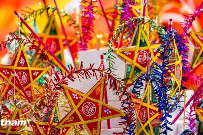 Hà Nội: Phố Hàng Mã rực rỡ sắc màu, rộn ràng không khí Trung Thu 2026