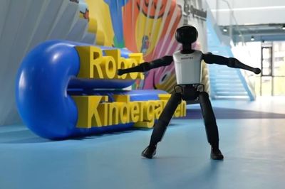 Robot hình người học cách đứng dậy sau những lần mắc lỗi