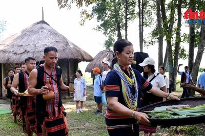 Tết mùa đậm bản sắc của đồng bào Giẻ Triêng