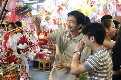 Thị trường đồ chơi Trung thu vào mùa, hàng truyền thống hút khách