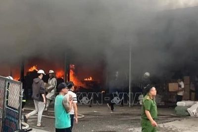 Khẩn trương chữa cháy tại kho hàng ven sông Hồng