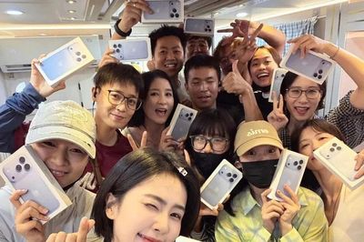 Bạch Lộc mua iPhone 18 Pro Max tặng nhân viên
