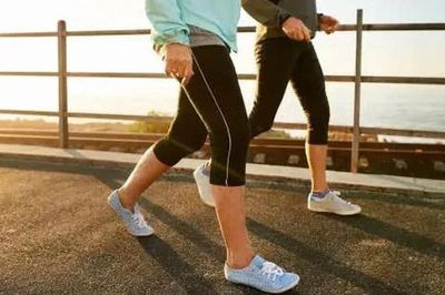 Bị gout, đi bộ mỗi ngày có giúp hạ axit uric?