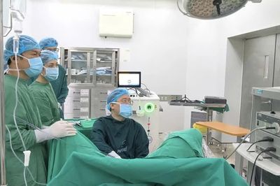 10 năm tiểu khó, người đàn ông 72 tuổi phát hiện tuyến tiền liệt “khủng” gấp gần 13 lần