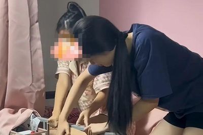 Nữ sinh gặp sự cố khó đỡ trong ký túc xá, hai cô bạn nghĩ mãi mới tìm ra cách giải cứu