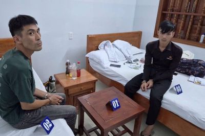 Hành vi đáng xấu hổ của 2 gã đàn ông trong căn phòng khép kín bị phanh phui