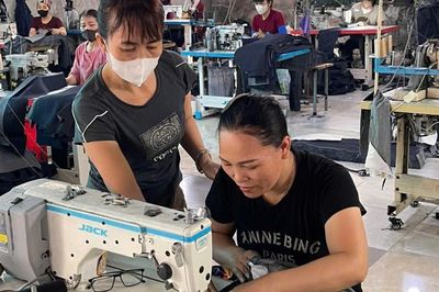 Từ chiếc máy may mượn đến xưởng may ở quê