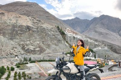 Cô gái 9X cao 1,52m tự lái mô tô khám phá Ladakh, bật mí trải nghiệm đáng nhớ khi đi xe côn đường dài