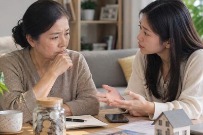 Có 600 triệu đồng tiết kiệm dưỡng già, mẹ đau đầu khi con gái xin 300 triệu mua nhà