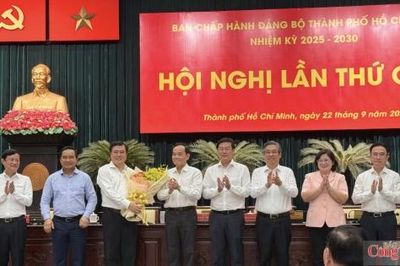 Ban Chấp hành Đảng bộ TP. Hồ Chí Minh chúc mừng tân Phó Bí thư Thành ủy Nguyễn Sinh Nhật Tân