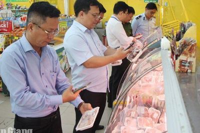 An Giang kiểm tra an toàn thực phẩm, phát hiện hàng quá hạn