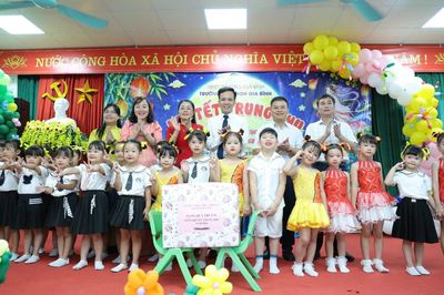 Giám đốc Công an thành phố Bắc Ninh thăm, tặng quà thiếu nhi Trường Mầm non Gia Bình