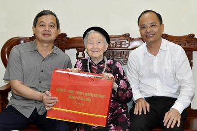 Chủ tịch UBND thành phố Bắc Ninh Phạm Hoàng Sơn thăm, tặng quà người cao tuổi và trẻ em