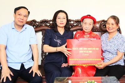 Phó Bí thư Thường trực Thành ủy Nguyễn Thị Hương thăm, tặng quà người cao tuổi và Trung tâm giáo dục hòa nhập Bắc Ninh