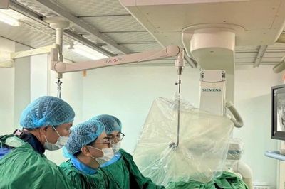 Cứu sống cụ bà 85 tuổi bị hẹp nặng động mạch cảnh